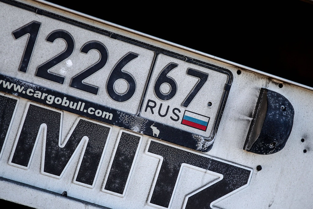 Russisches Nummernschild: Die Zahlen am rechten Rand verraten die Herkunftsregion.