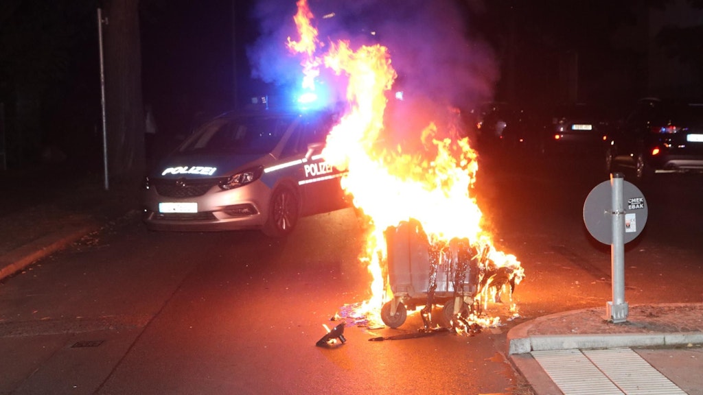 Mehrere Mülltonnen brannten am Abend in Neukölln.