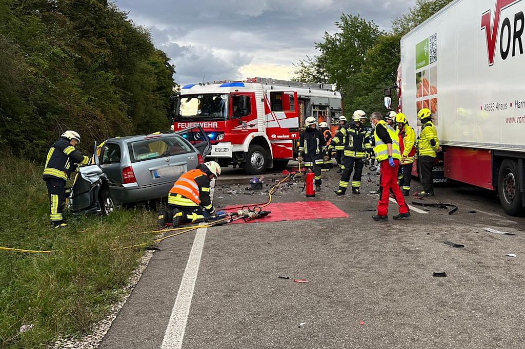 Rettungskräfte am Unfallort auf der B16. 