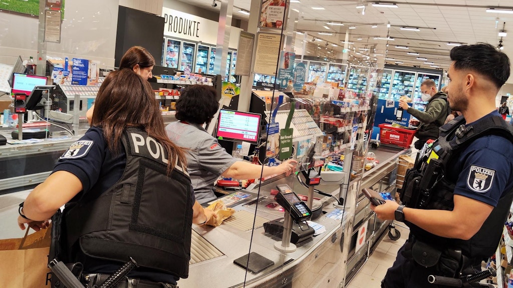 Die beiden Beamten an der Supermarkt-Kasse: Sie haben Wasser und Backwaren für den Obdachlosen gekauft.