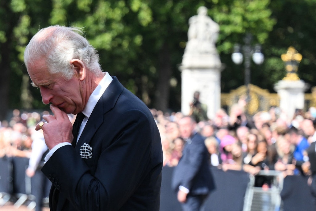 Charles III. trauert vor dem Buckingham-Palast.