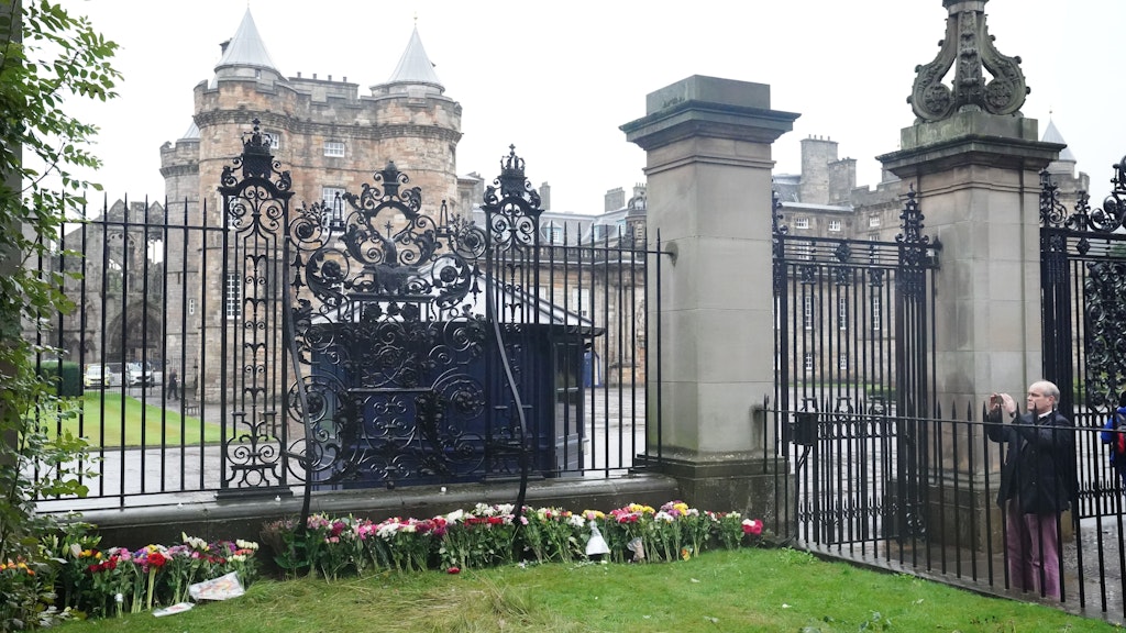 Blumenschmuck liegt vor Holyrood Palace, die offizielle Residenz der britischen Königin in Schottland.