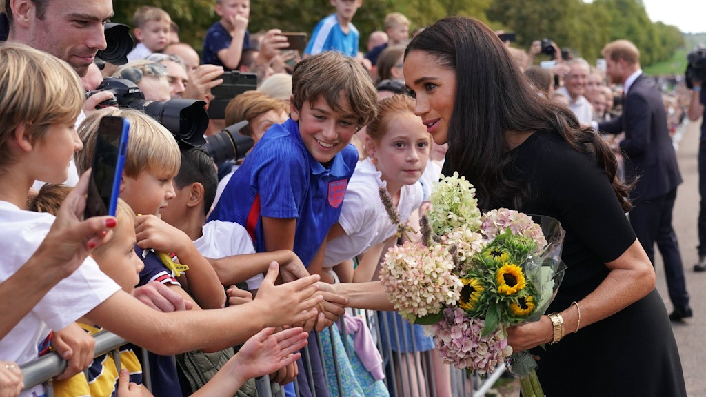 Ein seltenes Bild: Meghan und Harry in Kontakt mit den Briten.