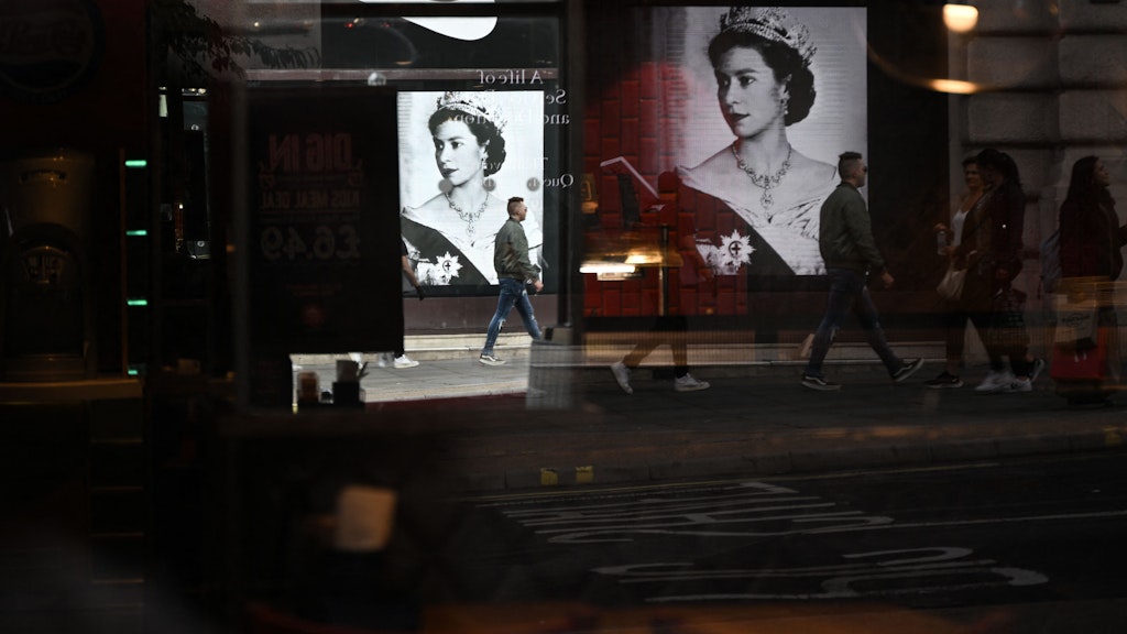 London bereitet sich auf das Staatsbegräbnis vor. Überall in der Stadt sind Schwarzweiß-Fotos der Queen zu sehen. 