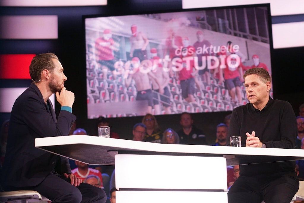 ZDF-Moderator Sven Voss im Gespräch mit Oliver Ruhnert (r.), dem Manager des 1. FC Union.