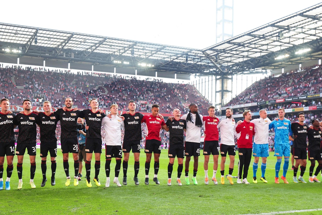 So sehen Sieger aus: Die Spieler des 1. FC Union Berlin jubeln nach dem 1:0-Sieg beim 1. FC Köln.