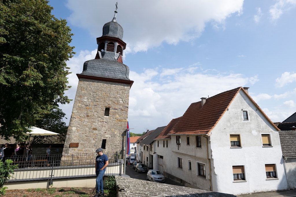 Gau-Weinheim hat den Schiefsten! Der ehemalige Wehrturm mit seiner Neigung von 5,4277 Grad wurde jetzt zum schiefsten Turm der Welt gekürt.