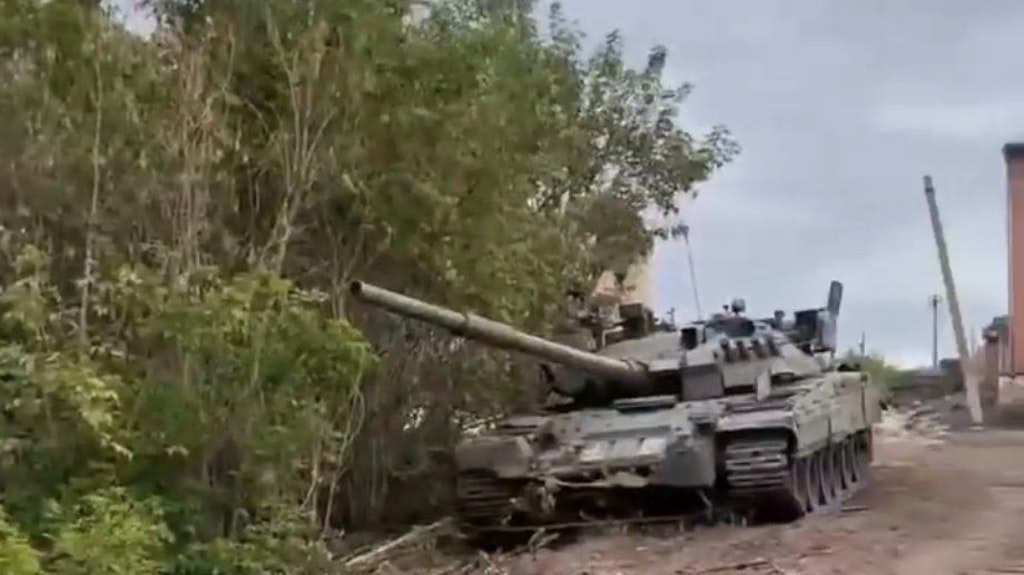 Fotos wie das dieses aufgegebenen russischen Panzers häufen sich in den sozialen Medien.