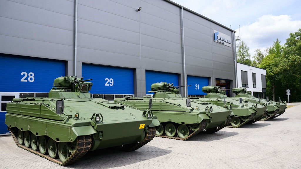 Seit Monaten stehen sich von der Bundeswehr ausgemusterte, wieder aufbereitete Marder-Schützenpanzer in Deutschland die Laufräder platt.