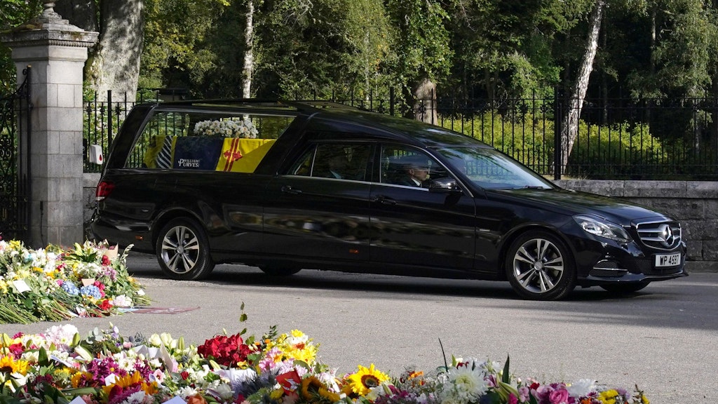 Der Leichenwagen mit dem Sarg von Königin Elizabeth II., der mit der königlichen Standarte von Schottland behängt ist, verlässt Schloss Balmoral und beginnt seine Fahrt nach Edinburgh. 