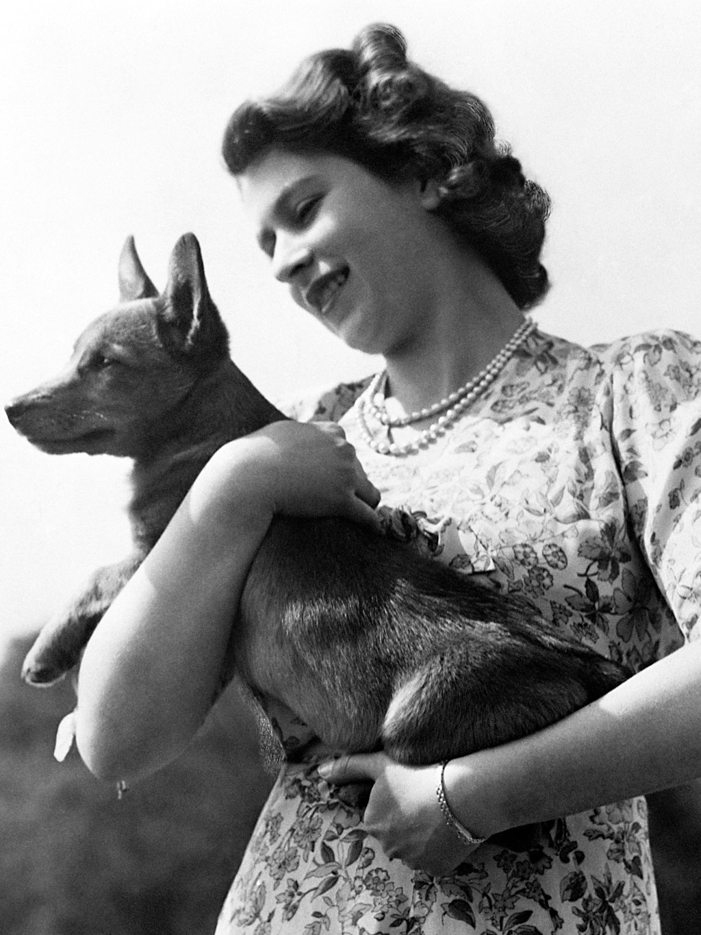 Ein Foto von 1950. Elizabeth, da noch Prinzessin, mit einem Corgi auf dem Arm.