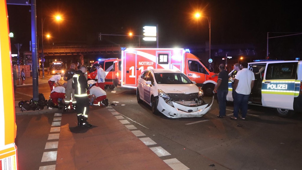 Mitte: Rettungskräfte bemühen sich um den schwerverletzten Motorradfahrer.