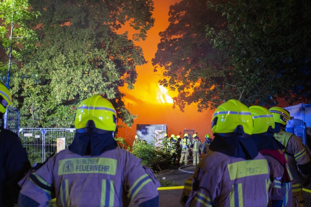 Der Dachstuhl eines Hauses in Gesundbrunnen steht in Flammen.