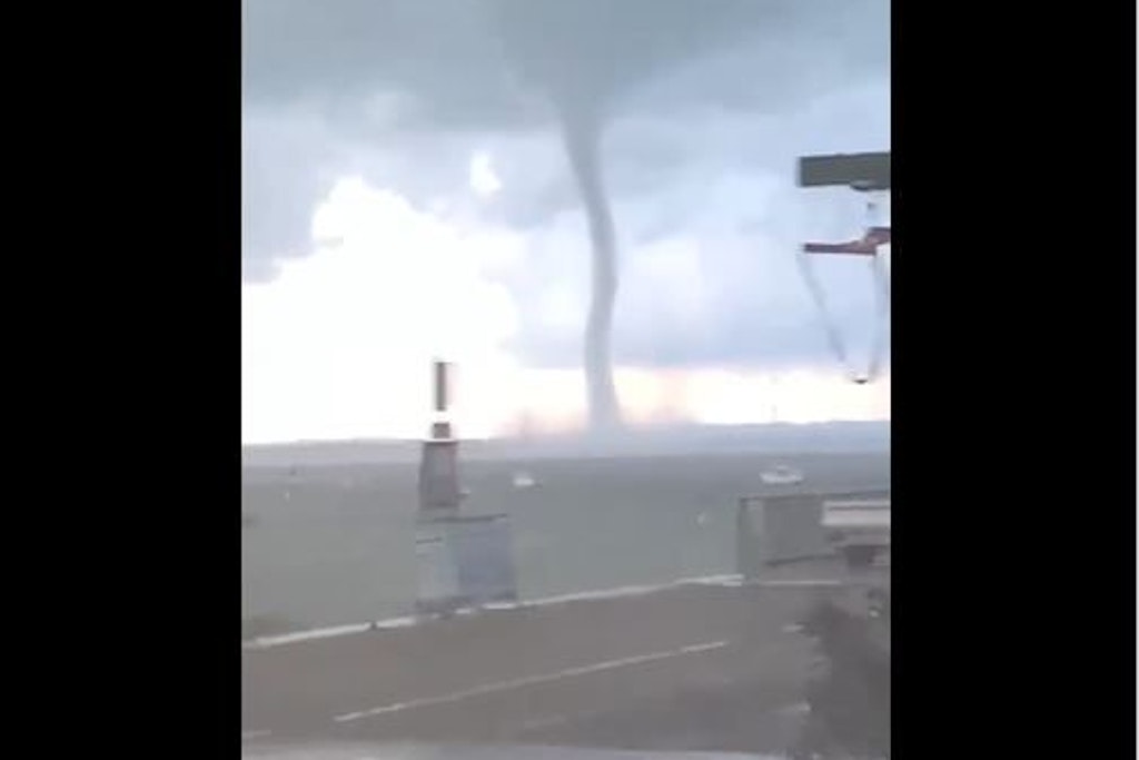Dramatische Szenen: Ein Tornado über dem Gardasee.