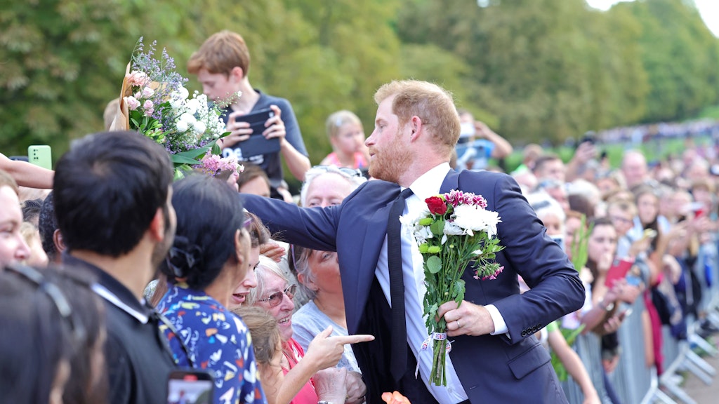 Harry nimmt Blumen entgegen.