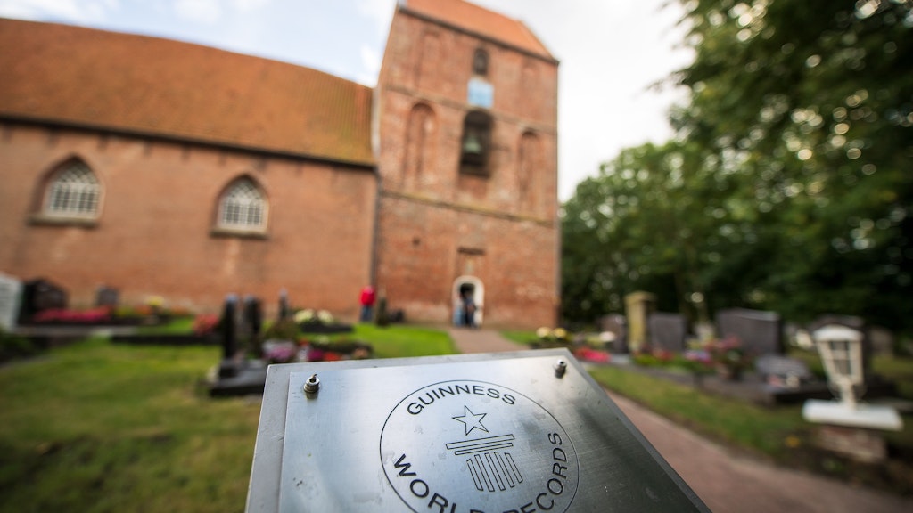 Das Weltrekord-Schild wird man in Suurhusen in Niedersachsen nun abmontieren müssen. Der Turm der Gemeinde ist nun offiziell nicht mehr der schiefste der Welt. 