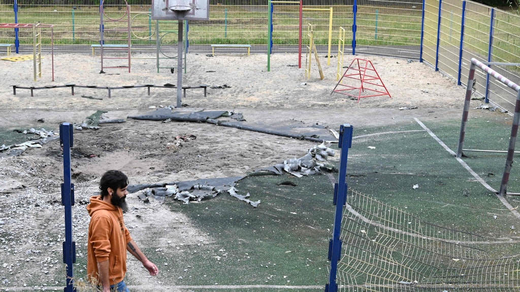 Ein russisches Geschoss traf den Spielplatz eines Kindergartens in Charkiw.
