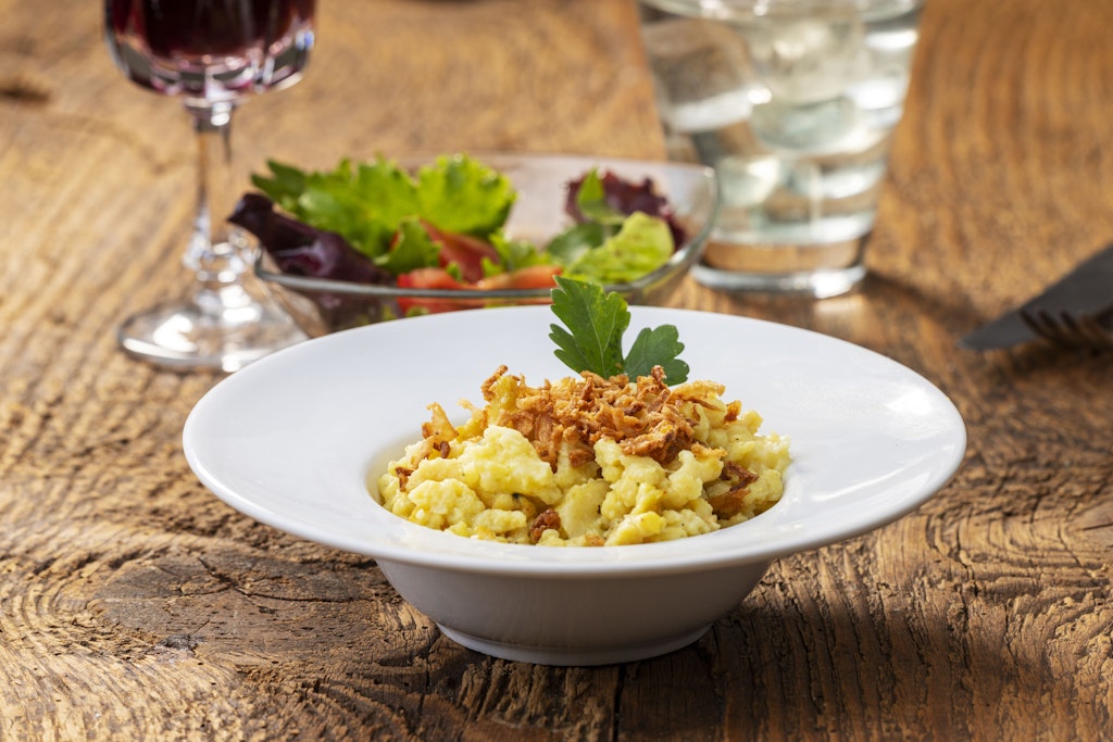 Einfach und lecker: Mit diesem Rezept wird aus dem Alpen-Klassiker Käsespätzle ein echtes Blitz-Gericht.
