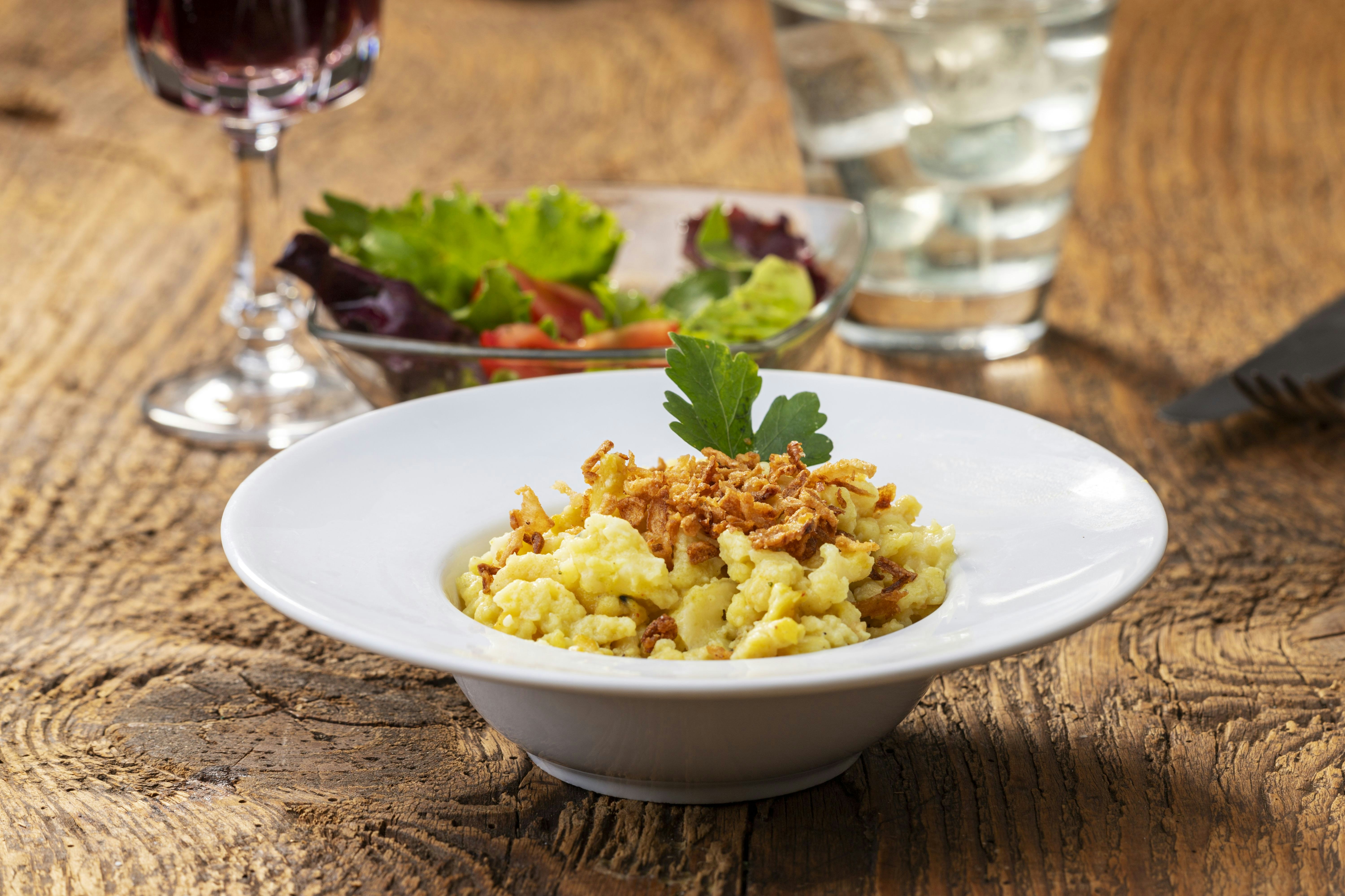 Geniales Blitz-Rezept: Käsespätzle mit Röstzwiebeln selber machen! Mit ...