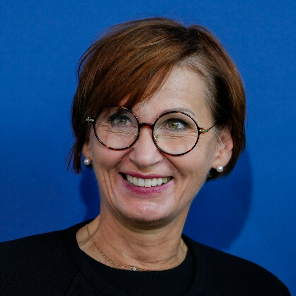 Bundesbildungsministerin Bettina Stark-Watzinger trägt eine schicke Brille, wie unsere Autorin findet. 