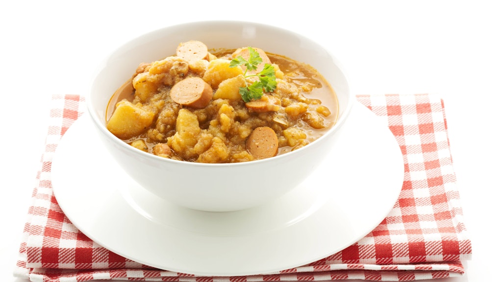 Wer mag, kann auch Würstchen in das Kartoffelgulasch schnippeln. Das Rezept kommt aber auch ohne aus.