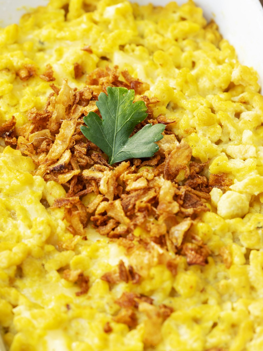 Mit gerösteten Zwiebeln schmecken Käsespätzle noch viel besser. Wie Sie das Blitz-Gericht zubereiten, erfahren Sie im Rezept.
