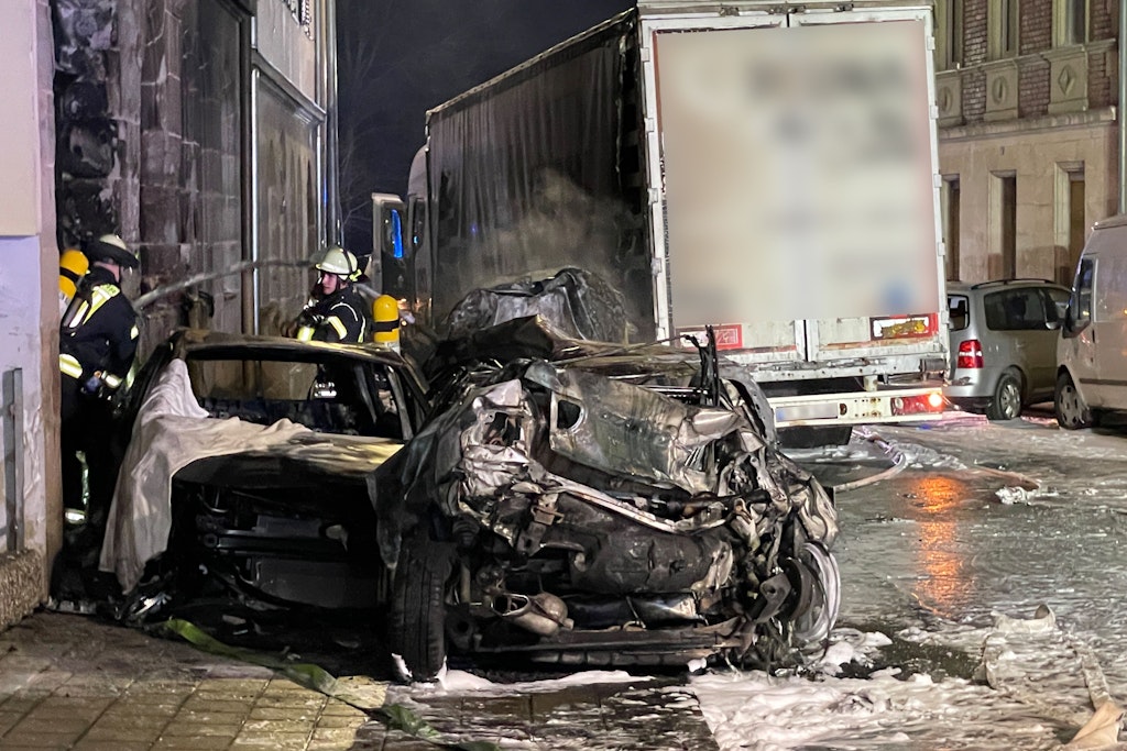 Autowracks stehen auf einer Straße in Fürth. Ein Lkw-Fahrer hat in Fürth eine Spur der Verwüstung hinterlassen.