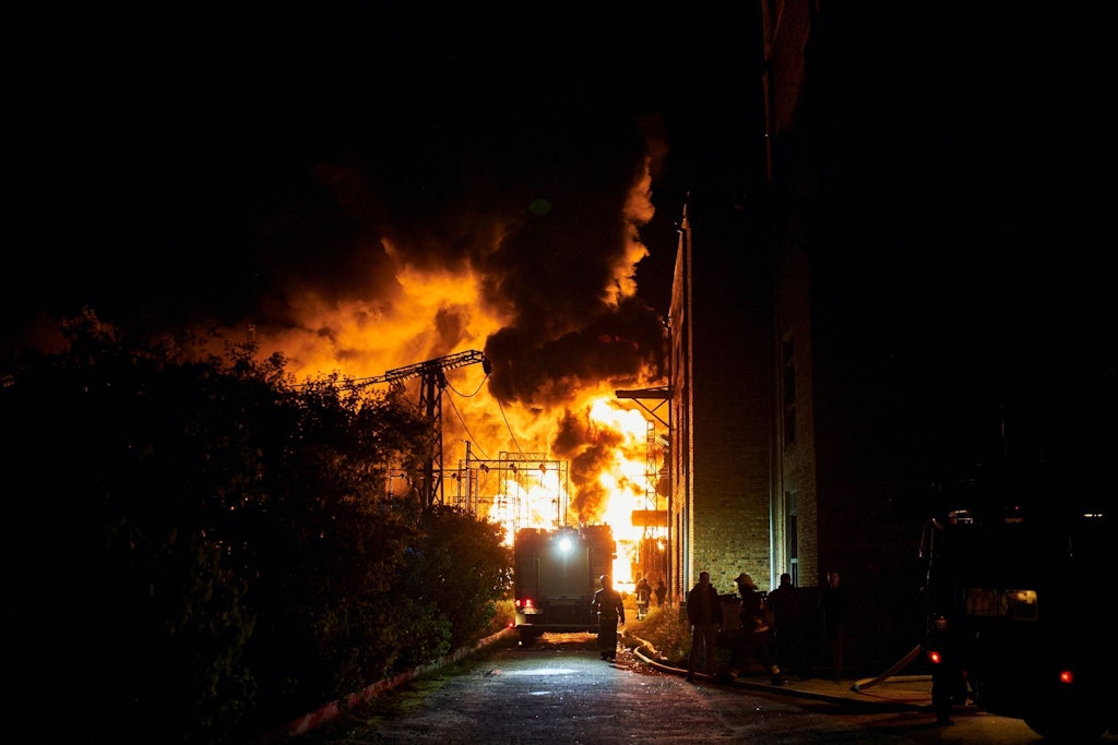 Feuerwehrleute löschen einen Brand nach einem russischen Raketenangriff auf ein Elektrizitätswerk in Charkiw.