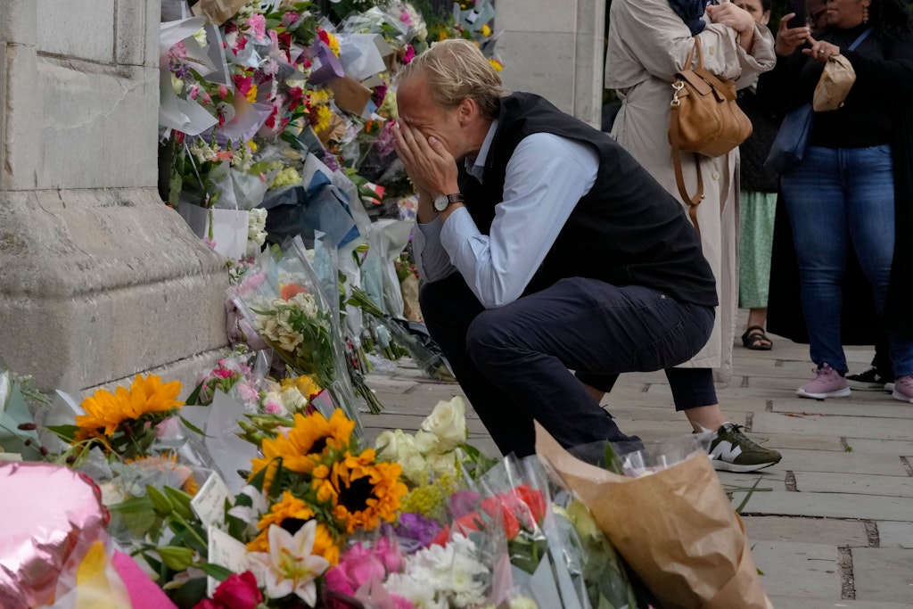 Ein Londoner weint am Tor von Buckingham Palace um die tote Queen. Doch bei nicht allen Briten ist die Trauer so groß.