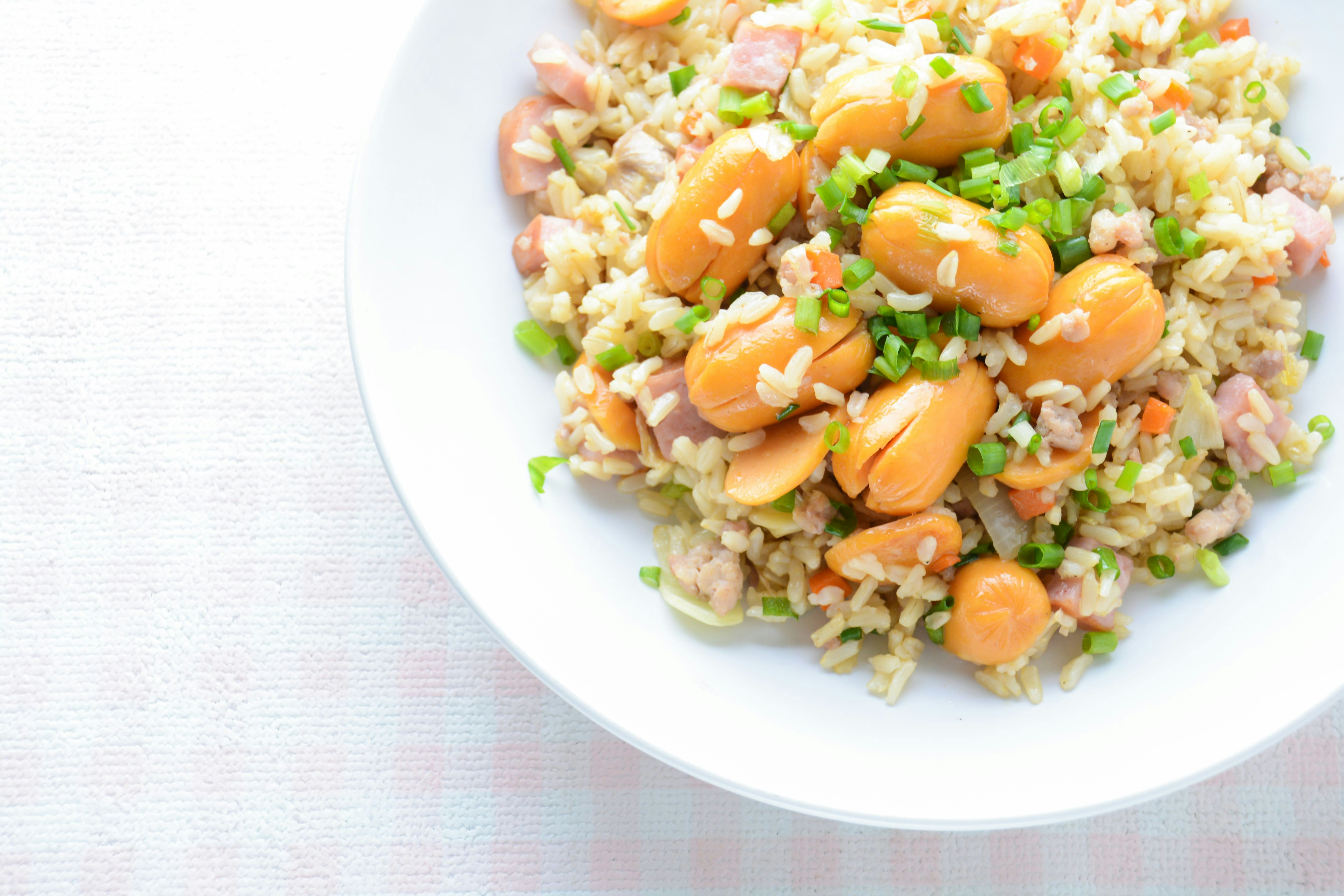 Genial, simpel und lecker: Schnelle Reis-Pfanne mit Mini-Würstchen und ...