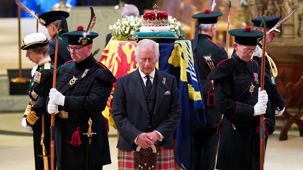 König Charles III. (M) mit Prinzessin Anne (l), Prinz Andrew und Prinz Edward bei der Mahnwache am Sarg der Queen. Foto: /PA Pool/AP/dpa