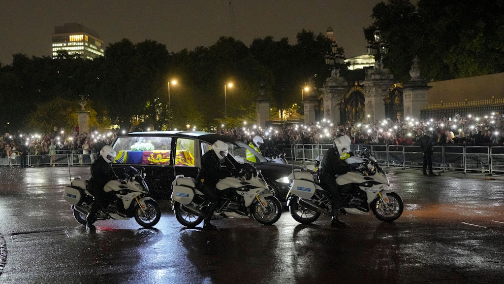 Der von Polizei eskortierte Wagen mit dem Sarg der Queen erreicht den Buckingham-Palast. 
