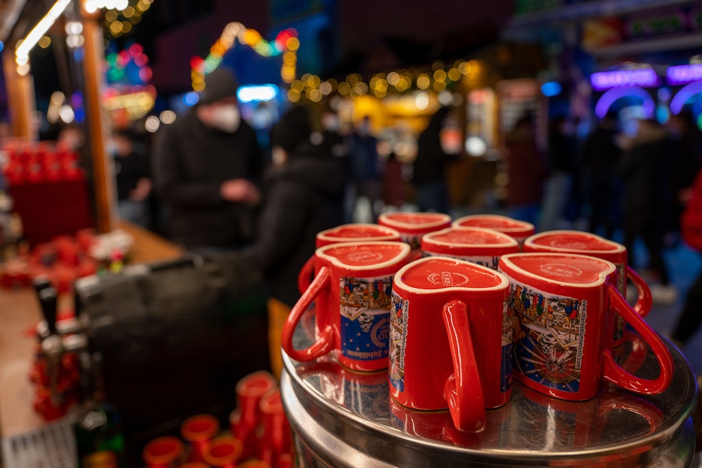 Die Glühweinpreise gehen im Krisenjahr auf den Weihnachtsmärkten steil rauf.