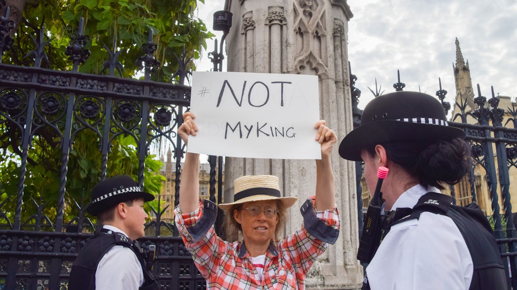 Monarchie-Gegner sind derzeit unerwünscht: Die Polizei vertreibt vor dem Parlament vor der Ankunft von König Charles III. eine Frau. Auf ihrem Schild steht: „Not my King“ (Nicht mein König).