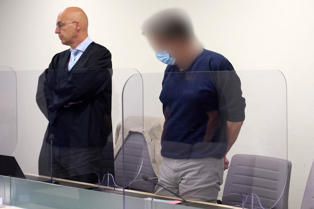 Der Angeklagte (r.) mit seinem Anwalt vor Gericht