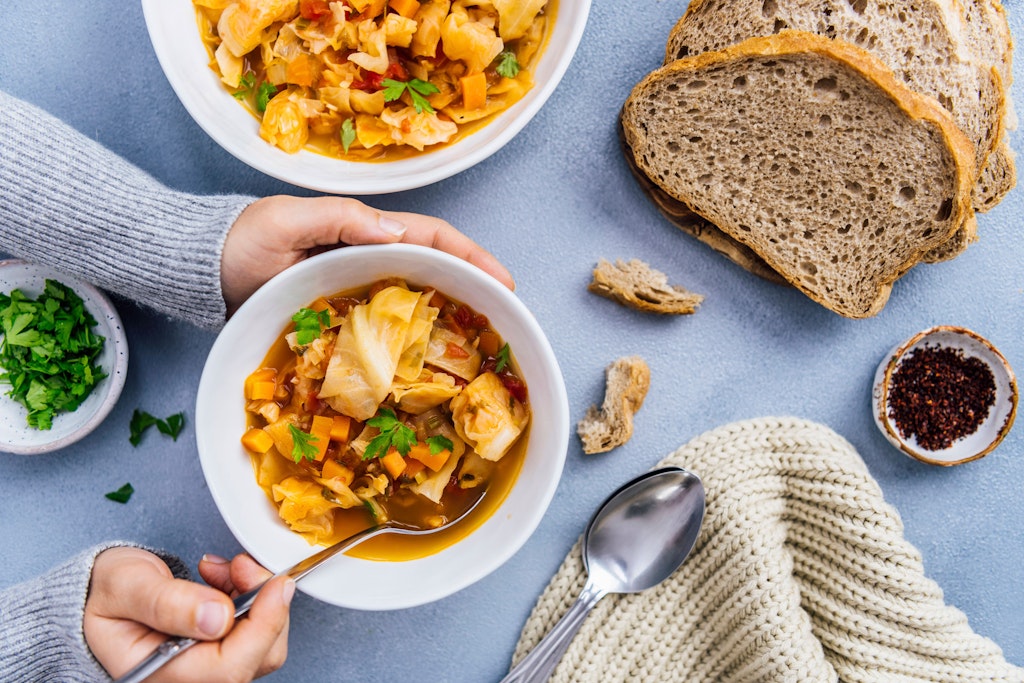 Kohlsuppe ist ein leckeres Abendessen - und für das Rezept braucht es nur wenige Zutaten.