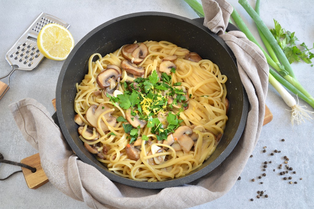 Wenn sich der Sommer langsam rar macht, beginnt die Pilzsaison. Für diese One-Pot-Pasta eignen sich alle Sorten - von Pfifferlingen bis Steinpilzen. 