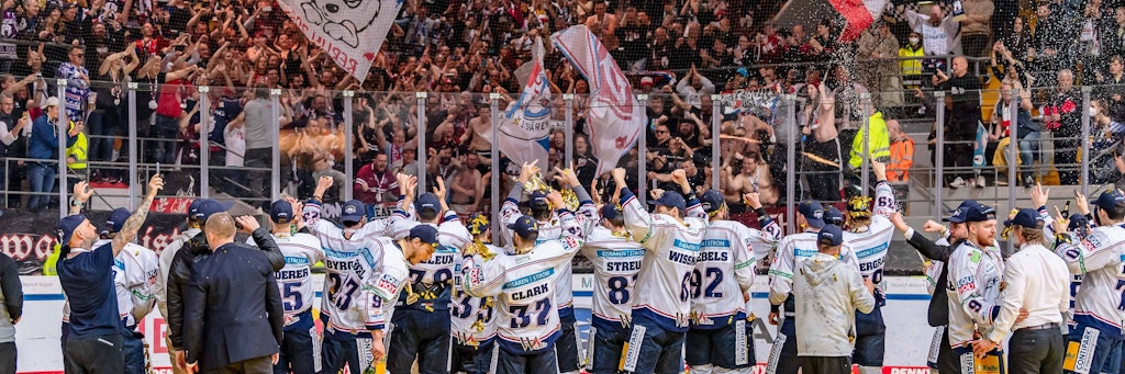 Nach der Meisterfeier ist vor der Meisterfeier? Die Eisbären wollen ihren Titel in der DEL verteidigen, sind aber nicht der Topfavorit.
