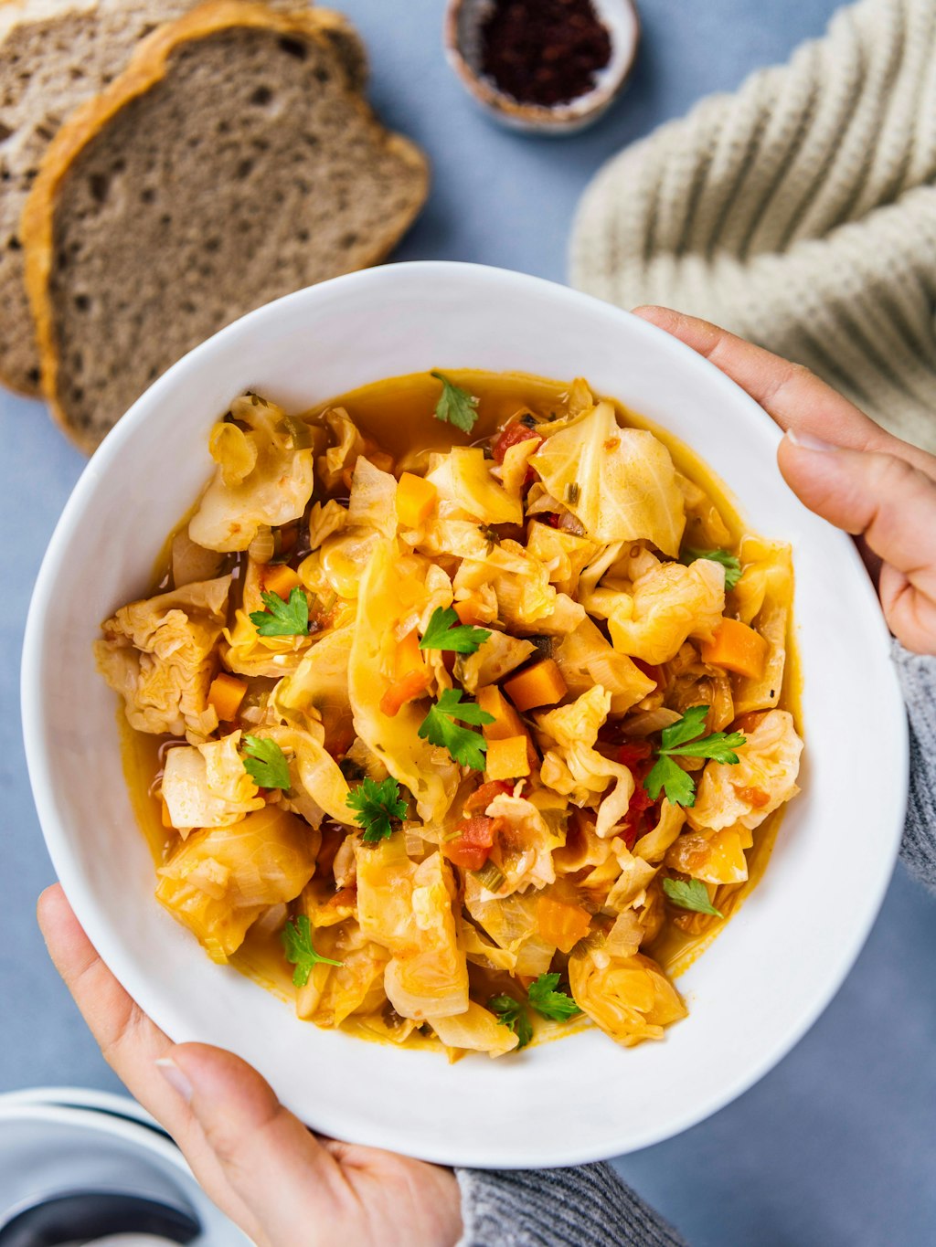 Die Kohlsuppe wärmt von innen - und ist nach diesem Rezept superschnell zubereitet.