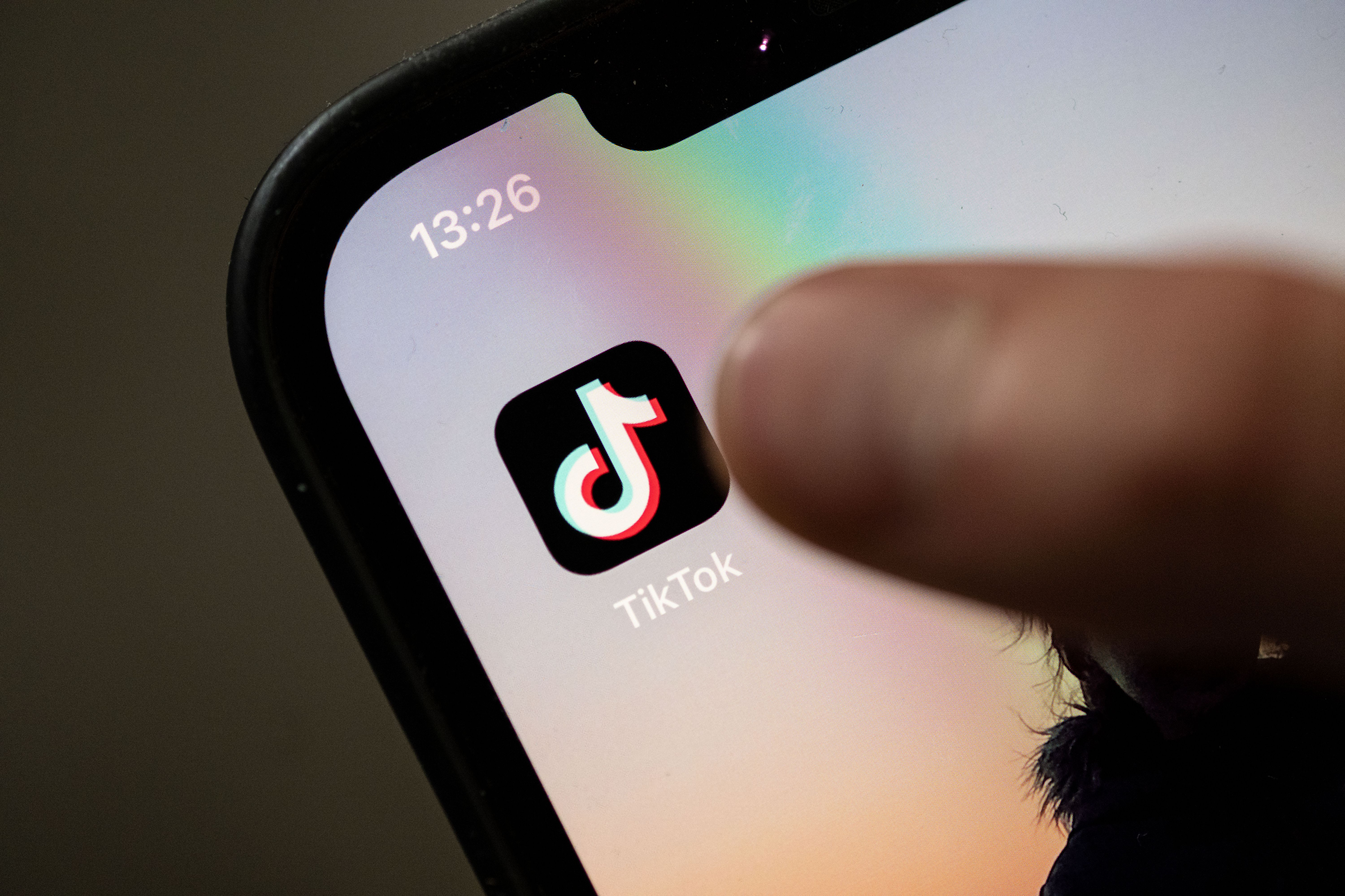 Irrer Trend: TikTok-Teenies Protzen Mit Schulden!