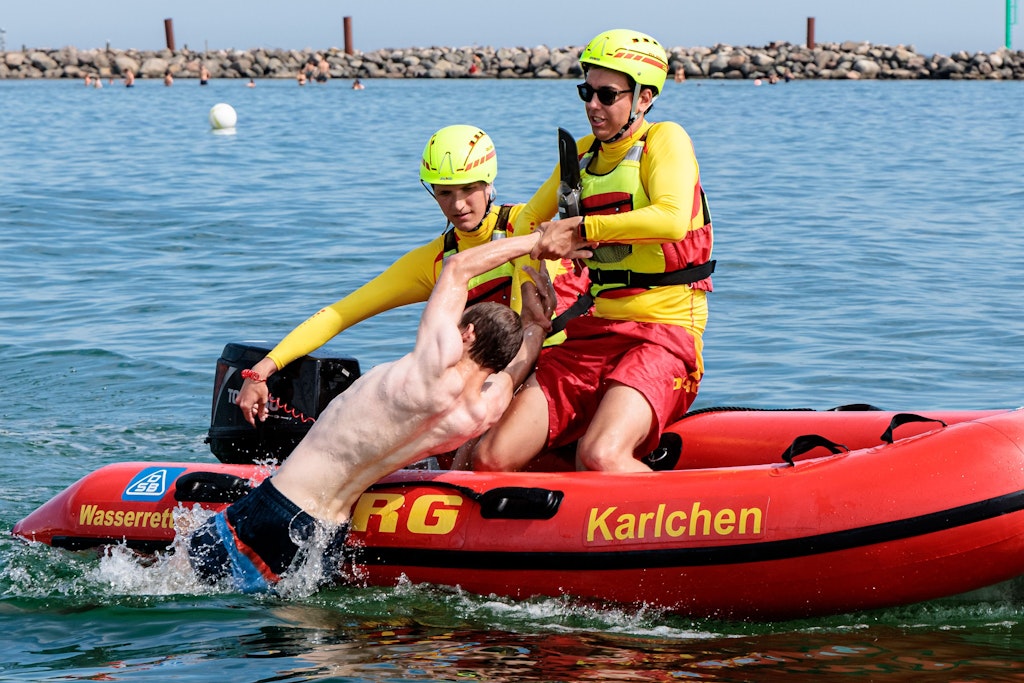 DLRG-Rettungsschwimmer ziehen bei einer Übung einen Statisten an Bord.