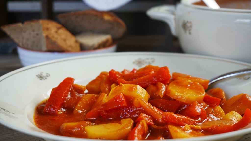 Der Kartoffel-Gulasch braucht nur Kartoffeln, Zwiebeln, Knoblauch, Paprika, Tomatensaft und scharfe Gewürze.