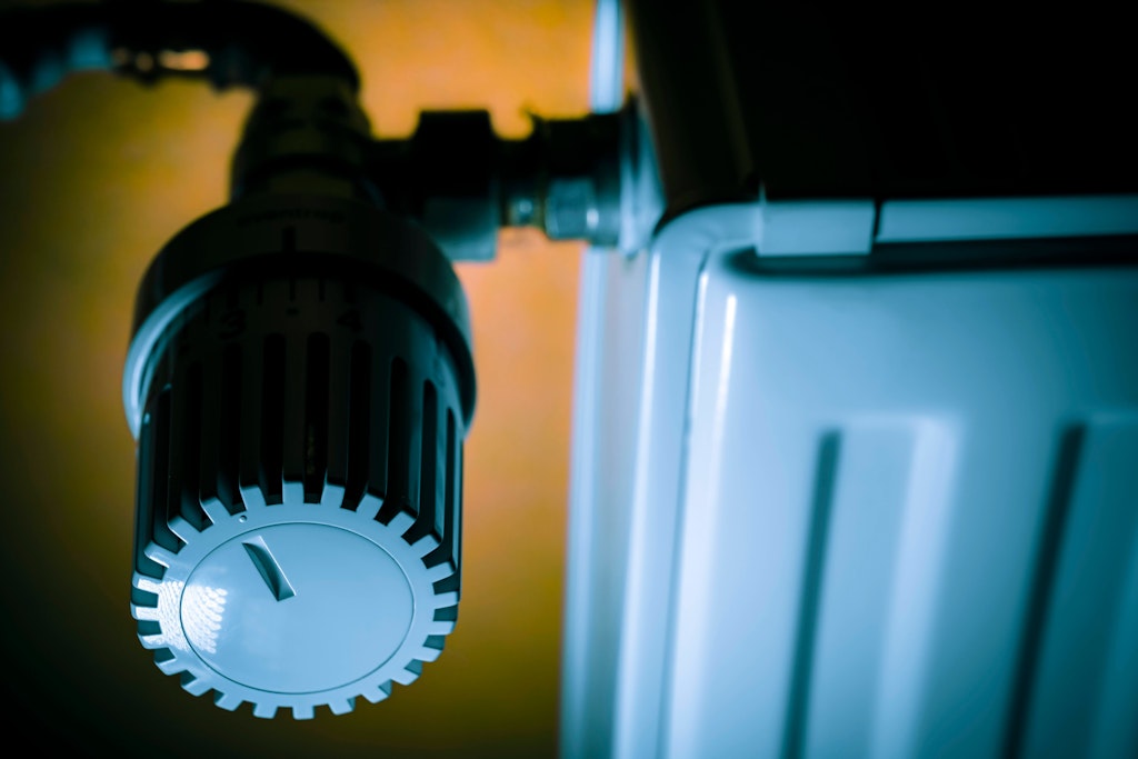 Heizen wird schier unbezahlbar in Deutschland. Die Nachzahlungen für Gas und Strom dürften viele Menschen vor große finanzielle Herausforderungen stellen. Am besten, man spart jetzt schon dafür.