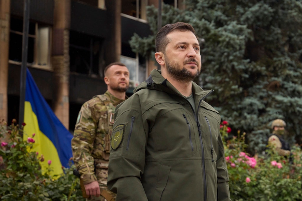 Selenskyj versprach den Ukrainern bei seinem Besuch in der befreiten Stadt Isjum, dass man gegen Russland siegen werde.
