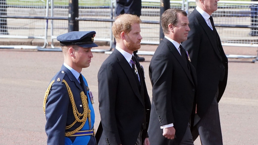 William (l.), Prinz von Wales, und Harry, Herzog von Sussex, folgen dem Sarg ihrer Großmutter.