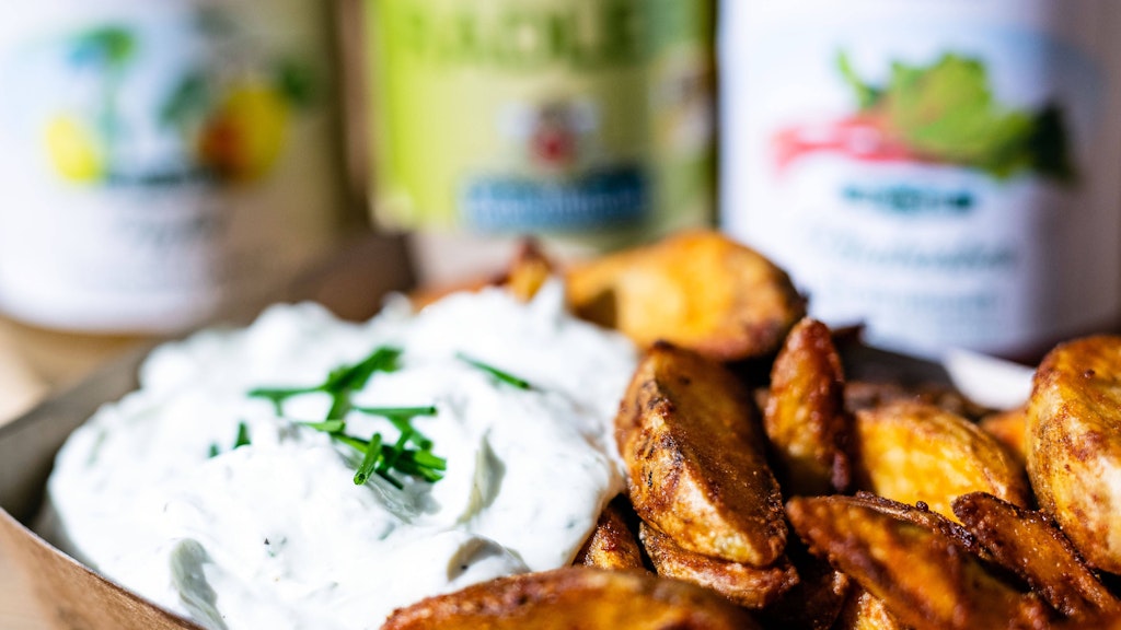 Zu den Knoblauch-Kartoffeln passt Zaziki perfekt. Wir haben ein Rezept für eine leichte Variante für Sie.
