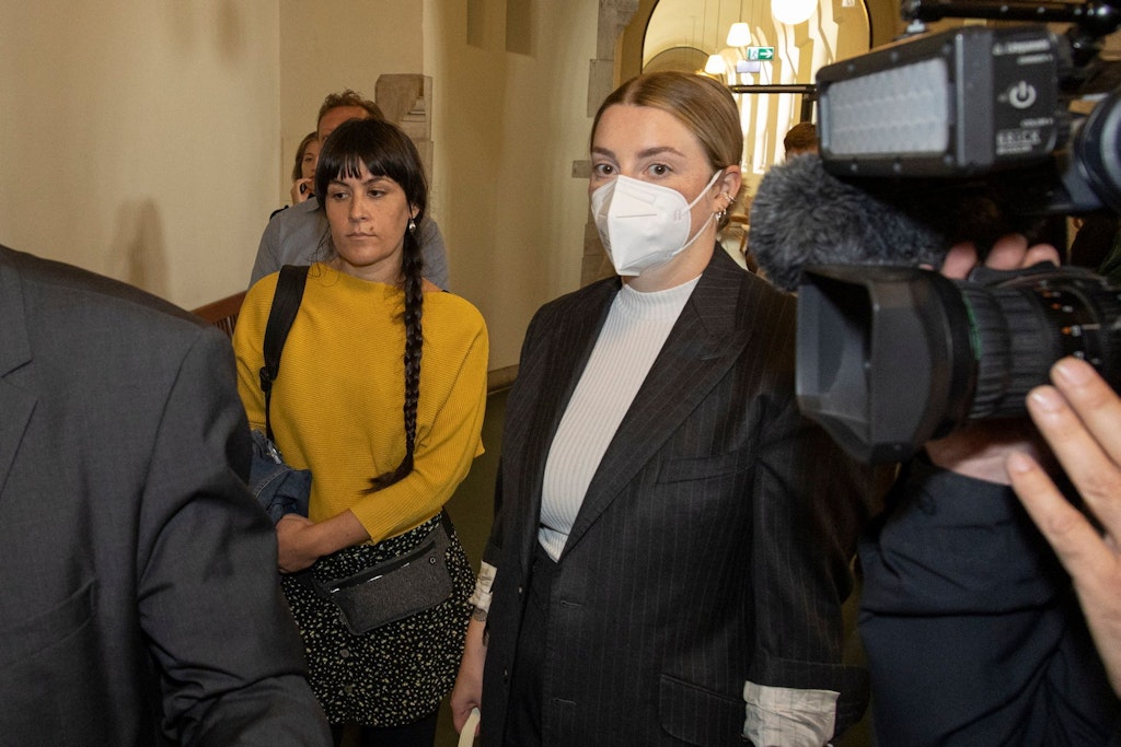 Gabrielle Lebreton (38) mit ihrer Rechtsanwältin auf dem Weg in den Gerichtssaal.