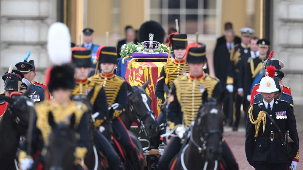 Der Sarg der Queen am Buckingham-Palast. Nach knapp 40 Minuten soll der Zug die Westminster Hall erreichen.