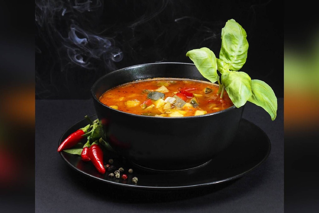 Eine Schüssel mit leckerem Kürbis-Gulasch mit Champignons.
