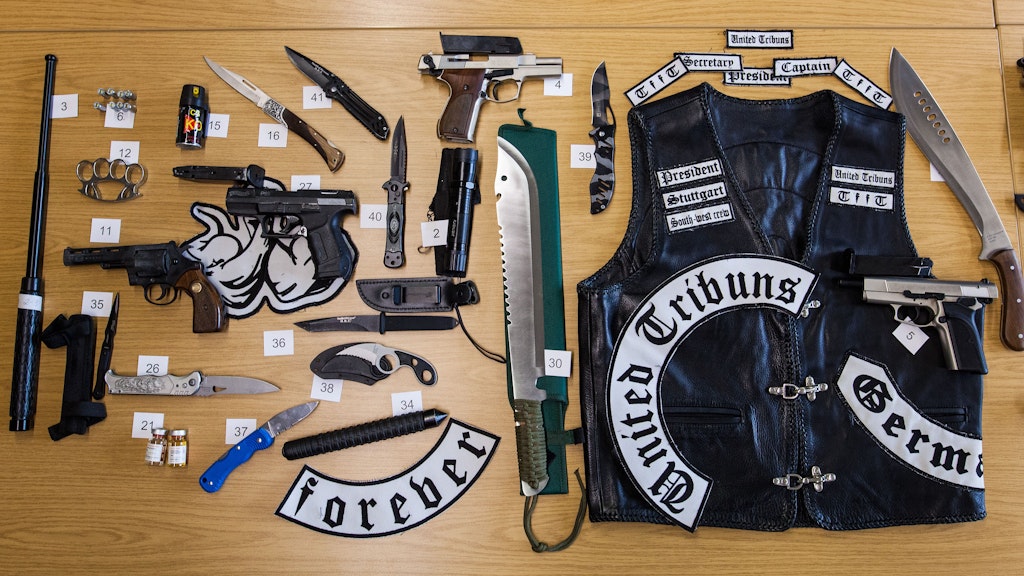 Zahlreiche beschlagnahmte Waffen und eine Lederweste liegen auf einem Tisch im Polizeipräsidium. Die Gegenstände hatte die Polizei bei vier Wohnungsdurchsuchungen von mutmaßlichen Angehörigen der rockerähnlichen Gruppierung „United Tribuns“ in Stuttgart und Umgebung sichergestellt.